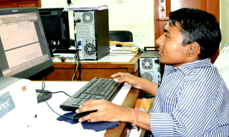 ঠাকুরগাঁওয়ের শারীরিক প্রতিবন্ধী চন্দন এখন সফল ব্যাংক কর্মকর্তা